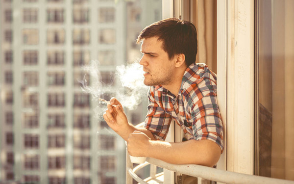 Верховный суд объяснил, когда нельзя курить на собственном балконе