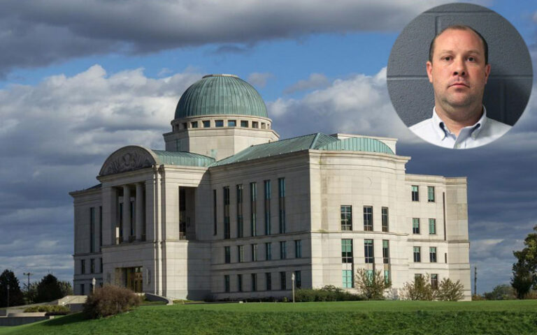 Юриста изгнали из профессии за привычку копаться в женском белье ...