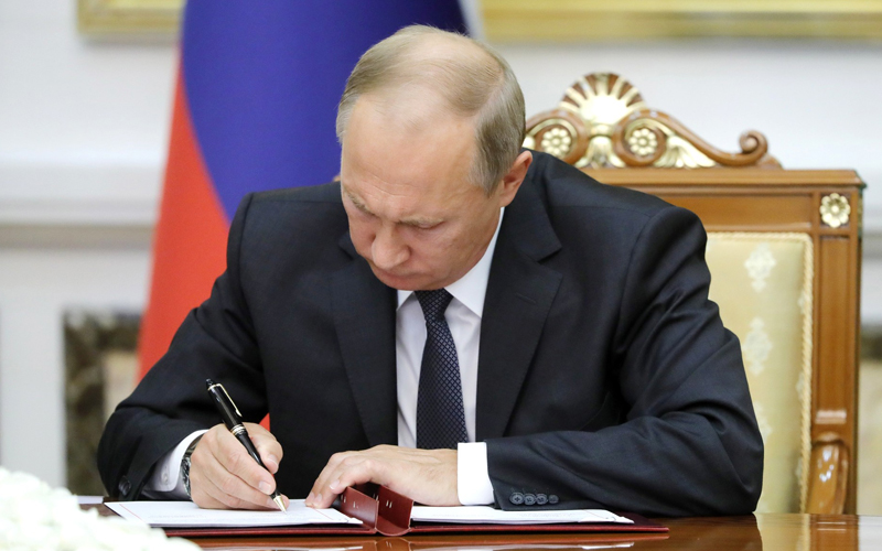 Путин Подписывает Документы Фото