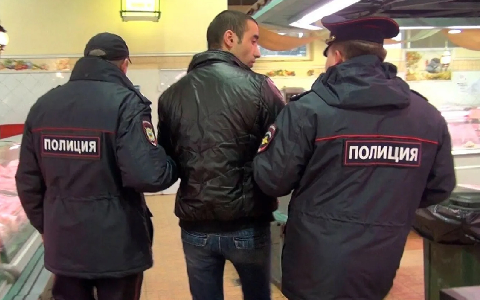 Миграционная амнистия. Мигранты и полиция в России. Фото приезжих. Мигрантов ведет Российская полиция.